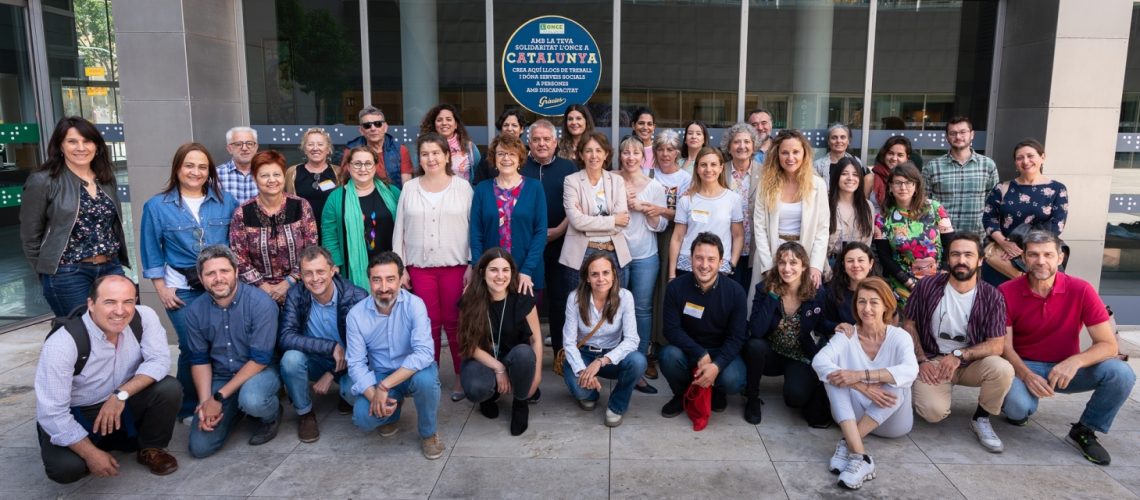 Participantes en el seminario del proyecto de acceso vital en Barcelona posan delante de un edificio.